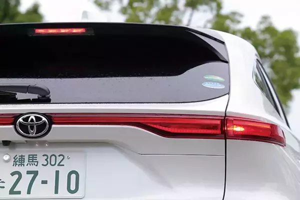 「後続車からは「見えにくい」との声！　新型ハリアーの「リヤウインカー」位置が「低い」ワケ」の画像