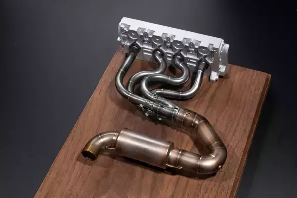 「MZRacingからマツダ787Bに搭載された名機「R26B」エンジンの1/6スケールモデルが発売！　エキマニ＆マフラー付きの本格派」の画像