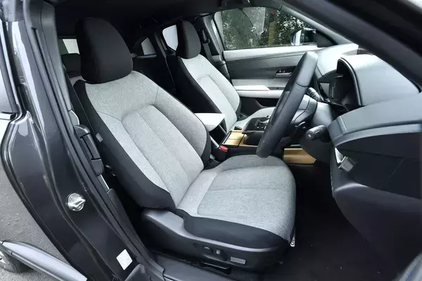 「泥系の「無骨」さ皆無！　自宅リビングより「オシャレ番長」な室内のSUV５選」の画像