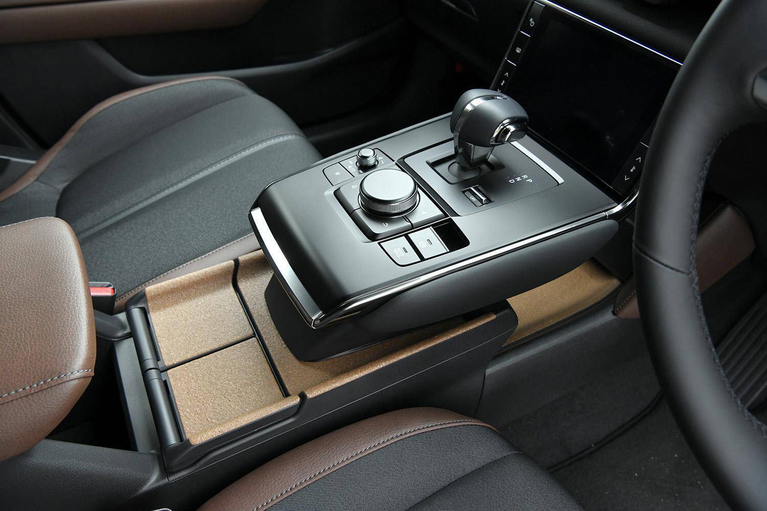 泥系の「無骨」さ皆無！　自宅リビングより「オシャレ番長」な室内のSUV５選