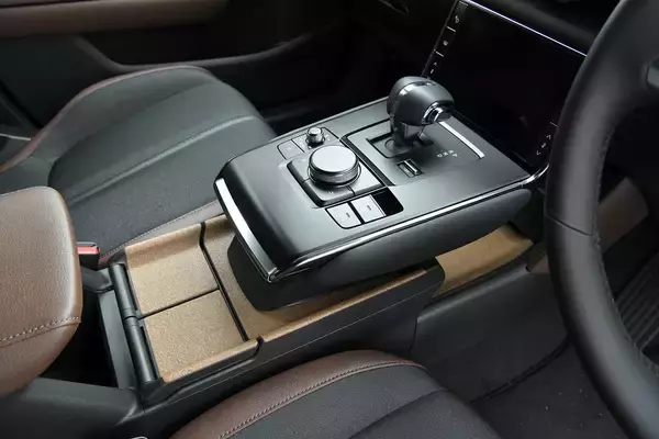 「泥系の「無骨」さ皆無！　自宅リビングより「オシャレ番長」な室内のSUV５選」の画像