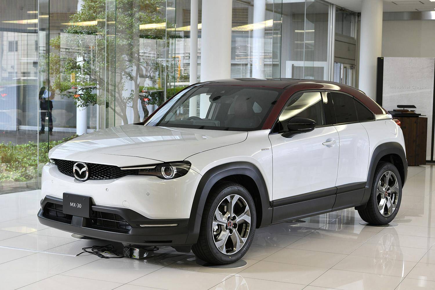 泥系の「無骨」さ皆無！　自宅リビングより「オシャレ番長」な室内のSUV５選