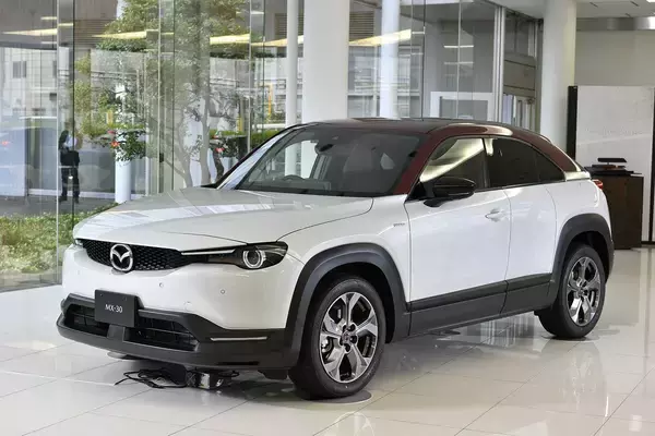 「泥系の「無骨」さ皆無！　自宅リビングより「オシャレ番長」な室内のSUV５選」の画像