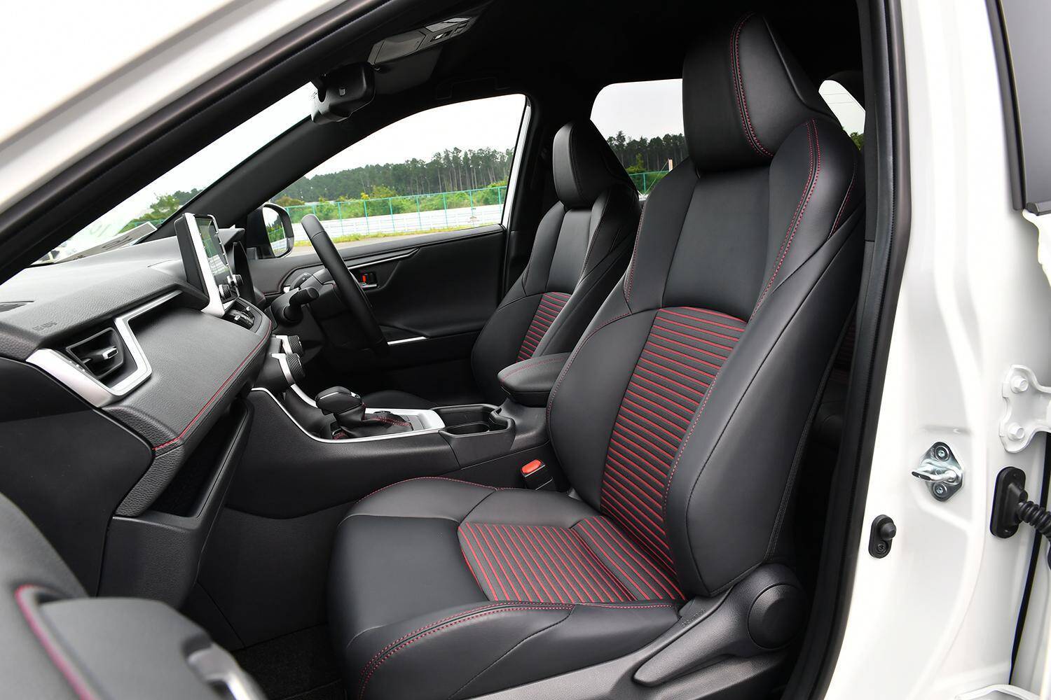 泥系の「無骨」さ皆無！　自宅リビングより「オシャレ番長」な室内のSUV５選