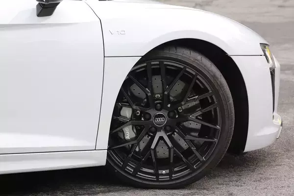 「「ガリッ」の悲劇はクルマ選びで回避！　こすりにくいクルマのポイント６つ」の画像