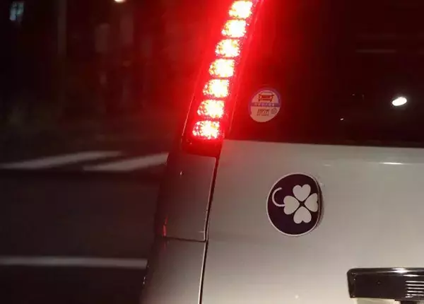 「若葉・四葉・蝶々・クローバー！　クルマに表示されるマークの意味と「やってはいけない」違反事項とは」の画像