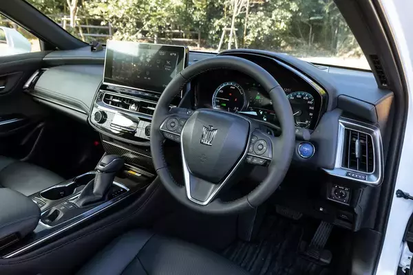 「クラウンの販売不振は「らしさ」の欠如！　「セダンマニア」がオーナー目線で乗って感じた「違和感」」の画像