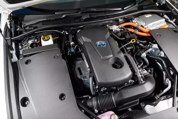 「クラウンの販売不振は「らしさ」の欠如！　「セダンマニア」がオーナー目線で乗って感じた「違和感」」の画像