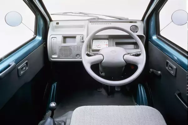 「「映え」重視な女子におすすめの「自由すぎる」デザイン！　100万円以下で手に入る「いいね！」確実の中古車５選」の画像