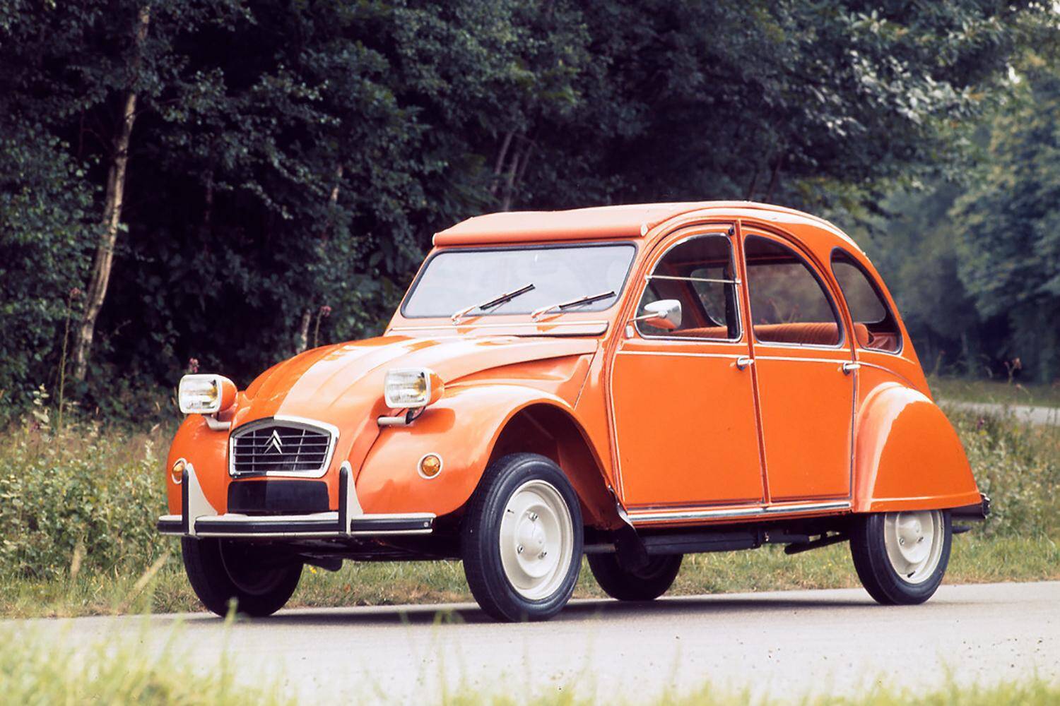 「映え」重視な女子におすすめの「自由すぎる」デザイン！　100万円以下で手に入る「いいね！」確実の中古車５選