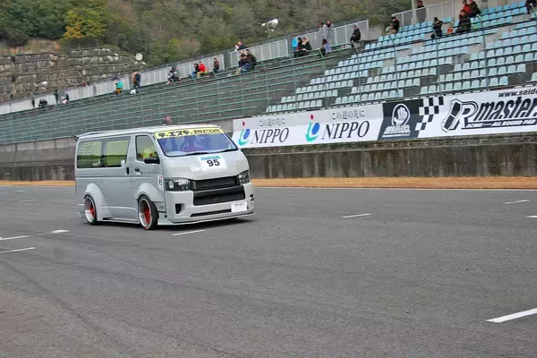 「大変身っぷりは「乗用車」の比じゃなかった！　軽トラに1BOXなど「商用車」カスタムがいまキテる」の画像