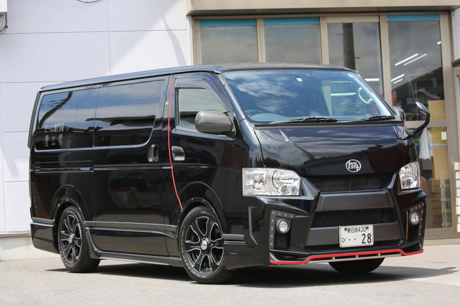 大変身っぷりは「乗用車」の比じゃなかった！　軽トラに1BOXなど「商用車」カスタムがいまキテる