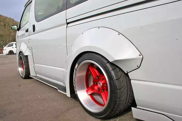 「大変身っぷりは「乗用車」の比じゃなかった！　軽トラに1BOXなど「商用車」カスタムがいまキテる」の画像