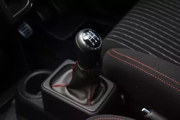 「優等生だらけのいまでも「乗り手」を選ぶ「クセモノ」！　恋人になれればドハマリする「人見知り」系クルマ５選」の画像