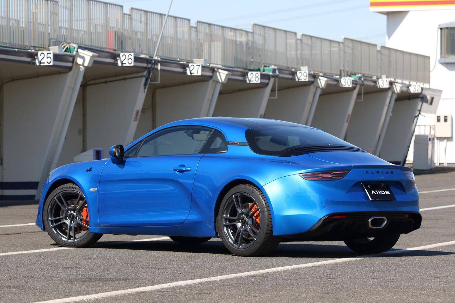 「深海」「サーキット」「めまい」！　由来もさまざまな「青」が印象的なクルマ５選