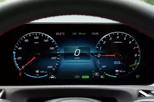 「【試乗】EV走行もスポーティな走りもOK！　PHEVのメルセデス・ベンツA 250 eは急速充電も対応で死角ナシ」の画像