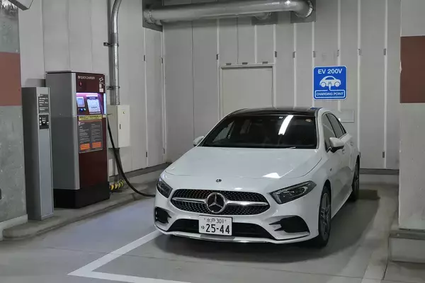 「【試乗】EV走行もスポーティな走りもOK！　PHEVのメルセデス・ベンツA 250 eは急速充電も対応で死角ナシ」の画像