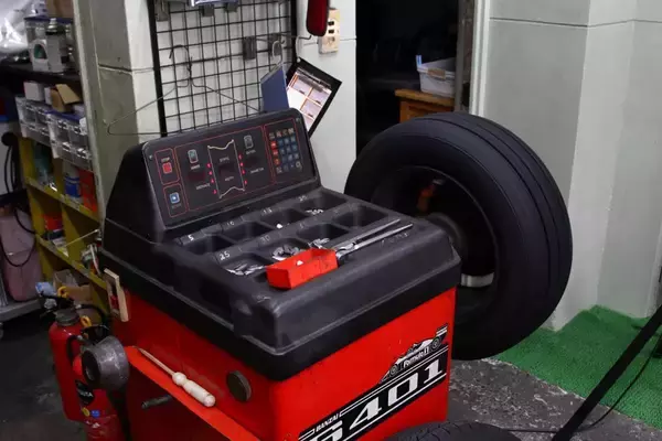 「新品なのになんの印？　タイヤの横にある「黄色」や「赤色」の点の意味とは」の画像