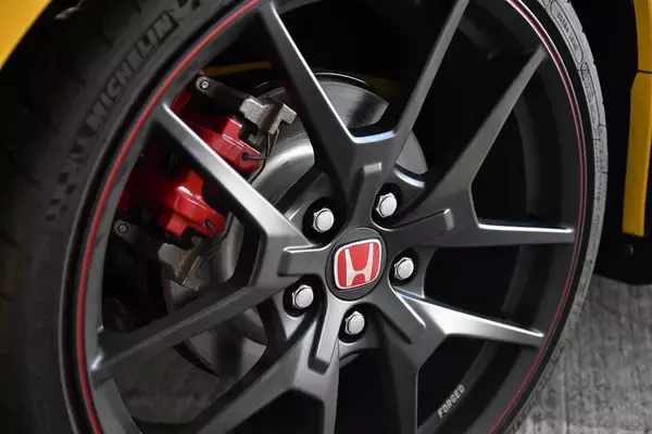 「ビル足！　モモステ！　F1タービン！　「ピクッと反応」したらクルマ好き確定の超一流パーツブランド６選」の画像