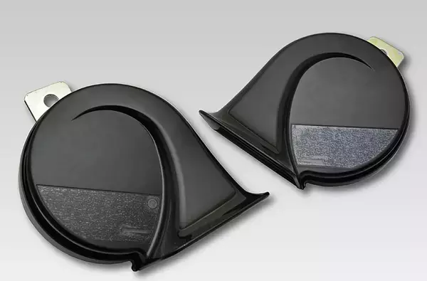 「安いクルマは安っぽい音？　クルマによって「ホーン」の音色が大きく異なるワケ」の画像