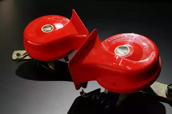 安いクルマは安っぽい音？　クルマによって「ホーン」の音色が大きく異なるワケ