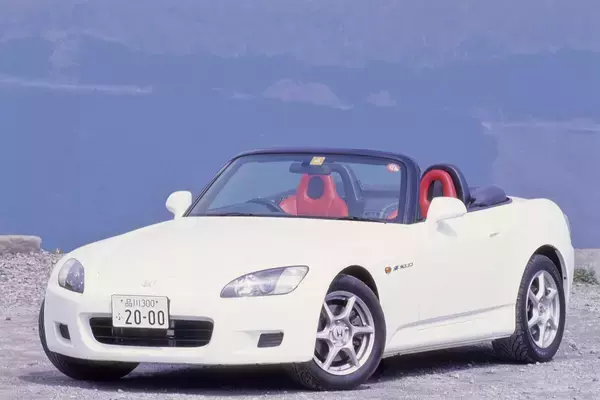 「乗り替えるクルマが見つからない！　孤高の名車「S2000」の魅力と後継車が出ない理由」の画像