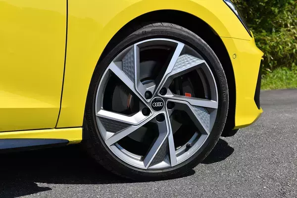 「【試乗】次元の高さを見せつけられた！　新型アウディA3の「偉大なるベーシック」と「スポーツカーばり」のS3」の画像