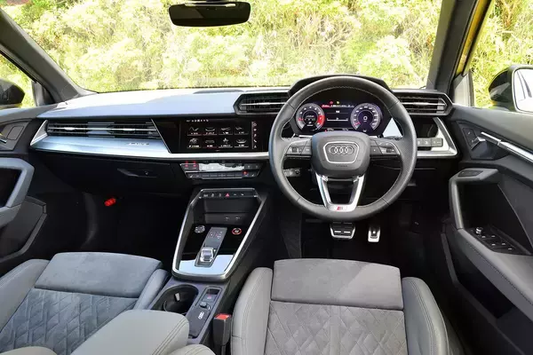 「【試乗】次元の高さを見せつけられた！　新型アウディA3の「偉大なるベーシック」と「スポーツカーばり」のS3」の画像