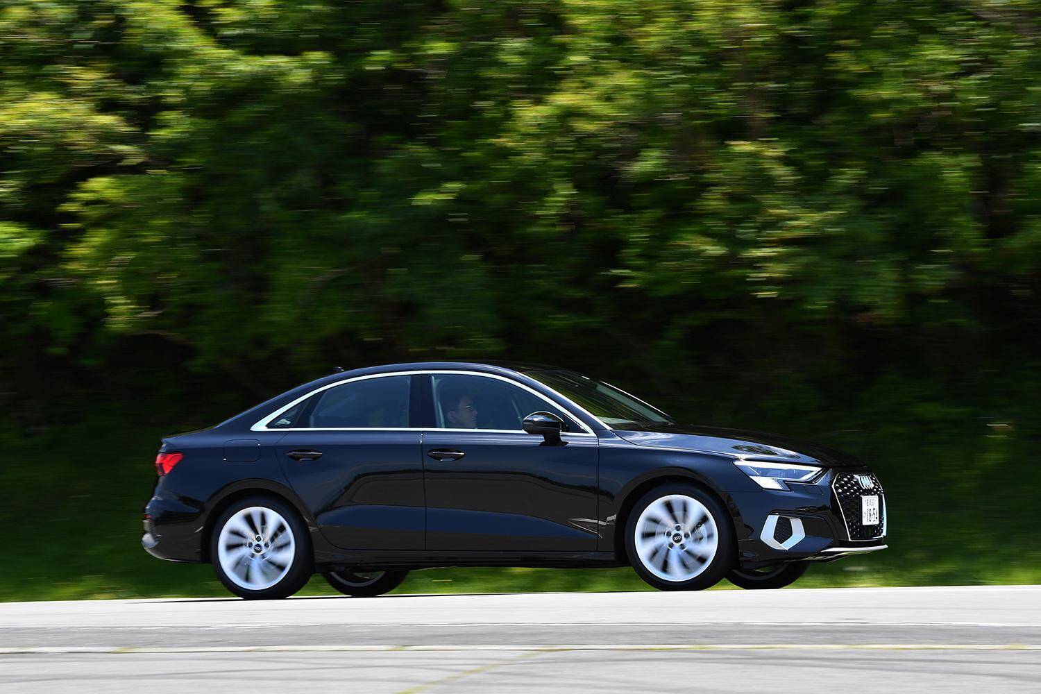 【試乗】次元の高さを見せつけられた！　新型アウディA3の「偉大なるベーシック」と「スポーツカーばり」のS3