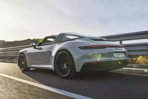 「ポルシェ 911 に480馬力にアップしたGTSシリーズを追加！　後輪駆動のカレラ GTSには7MTも設定　」の画像
