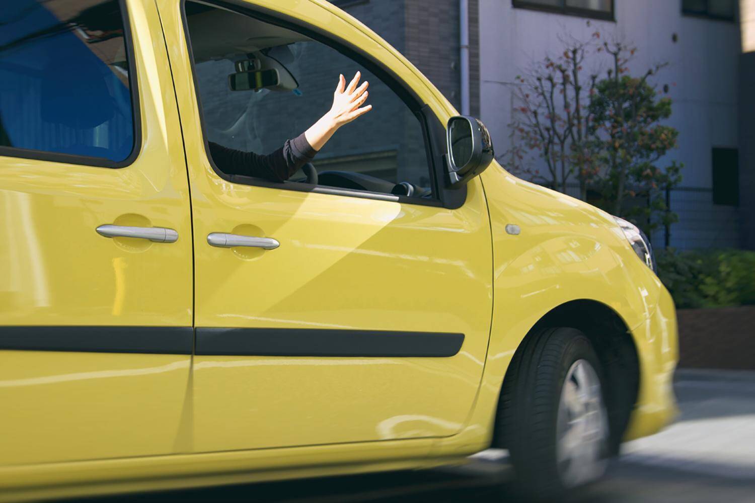 クラクションは違法 会釈は危険 運転中の５つの サンキューサイン の正解とは 21年7月1日 エキサイトニュース