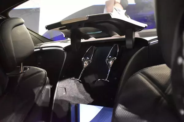 「メルセデス・マイバッハからSクラス＆GLSが登場！　「自ら運転したくなるショーファードリブン」の中身とは」の画像