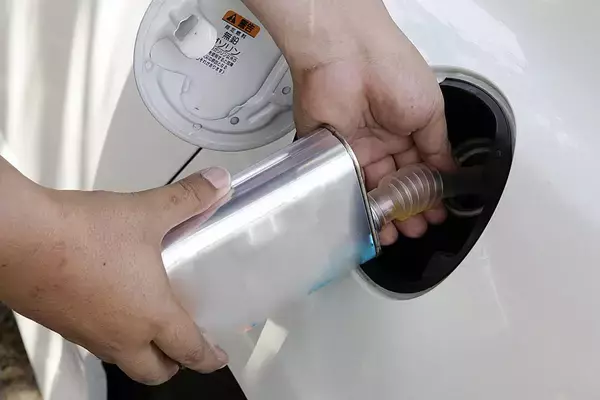 「「オイル添加剤」「ガソリン添加剤」「水抜き剤」！　添加剤は必要？　入れるデメリットはない？」の画像