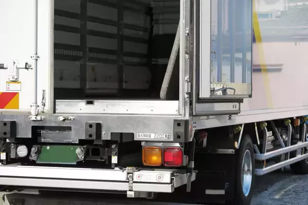 「コロナ禍で大活躍の冷凍＆冷蔵車！　エンジン停止時の「荷室の中」はどうなっている？」の画像