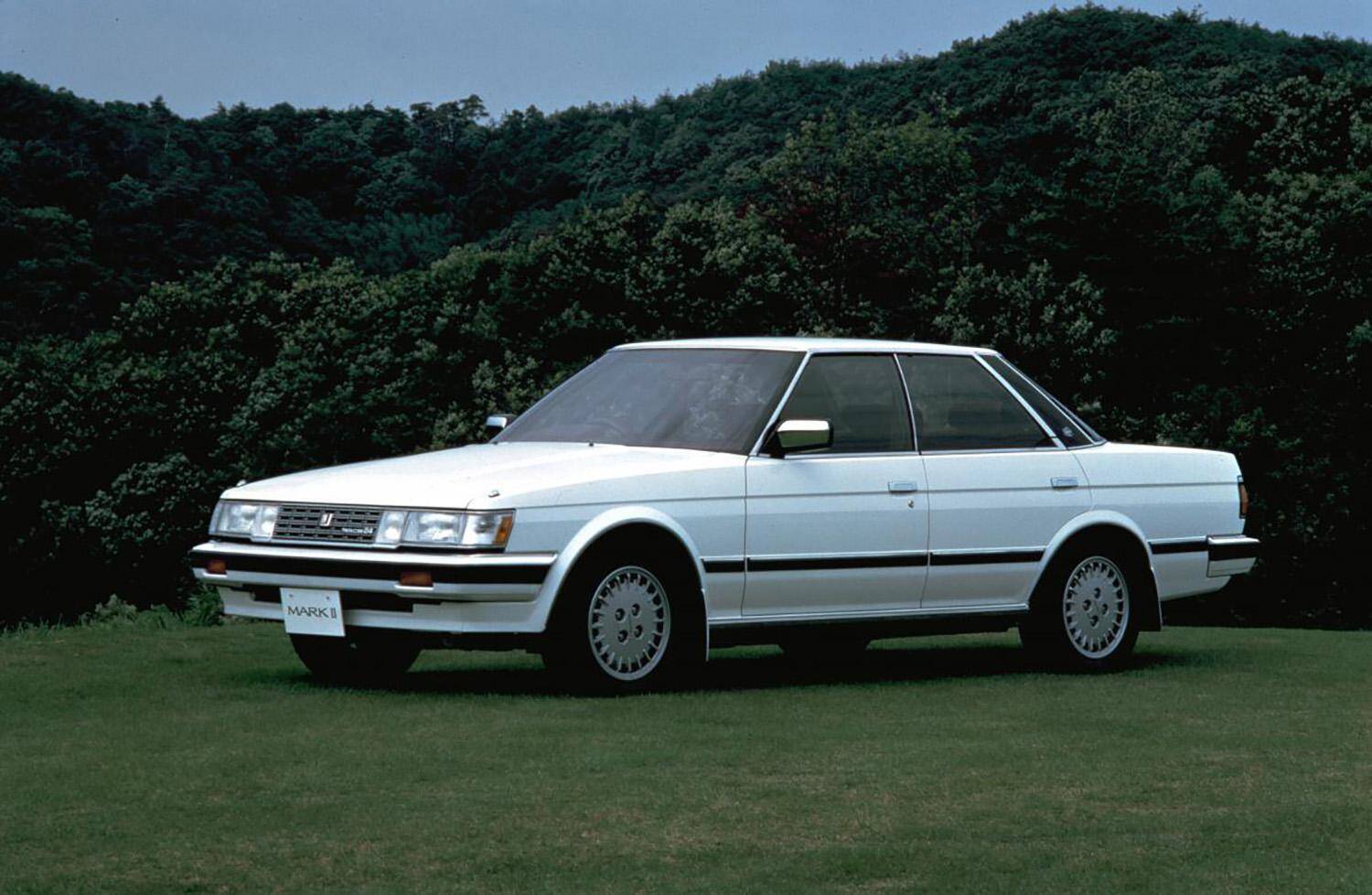 いま思えば「謎の流行」！　ハイソカーブーム時代の機能性無視の「豪華絢爛リヤシート」たち