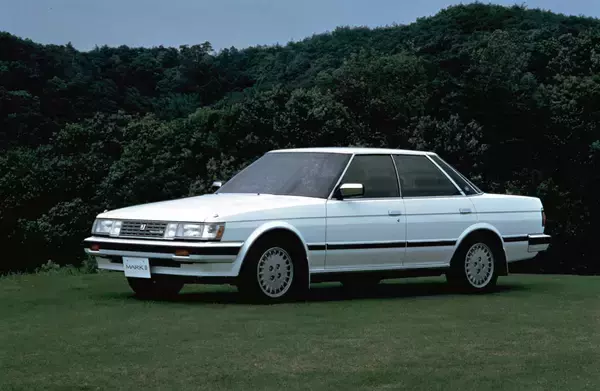 「いま思えば「謎の流行」！　ハイソカーブーム時代の機能性無視の「豪華絢爛リヤシート」たち」の画像