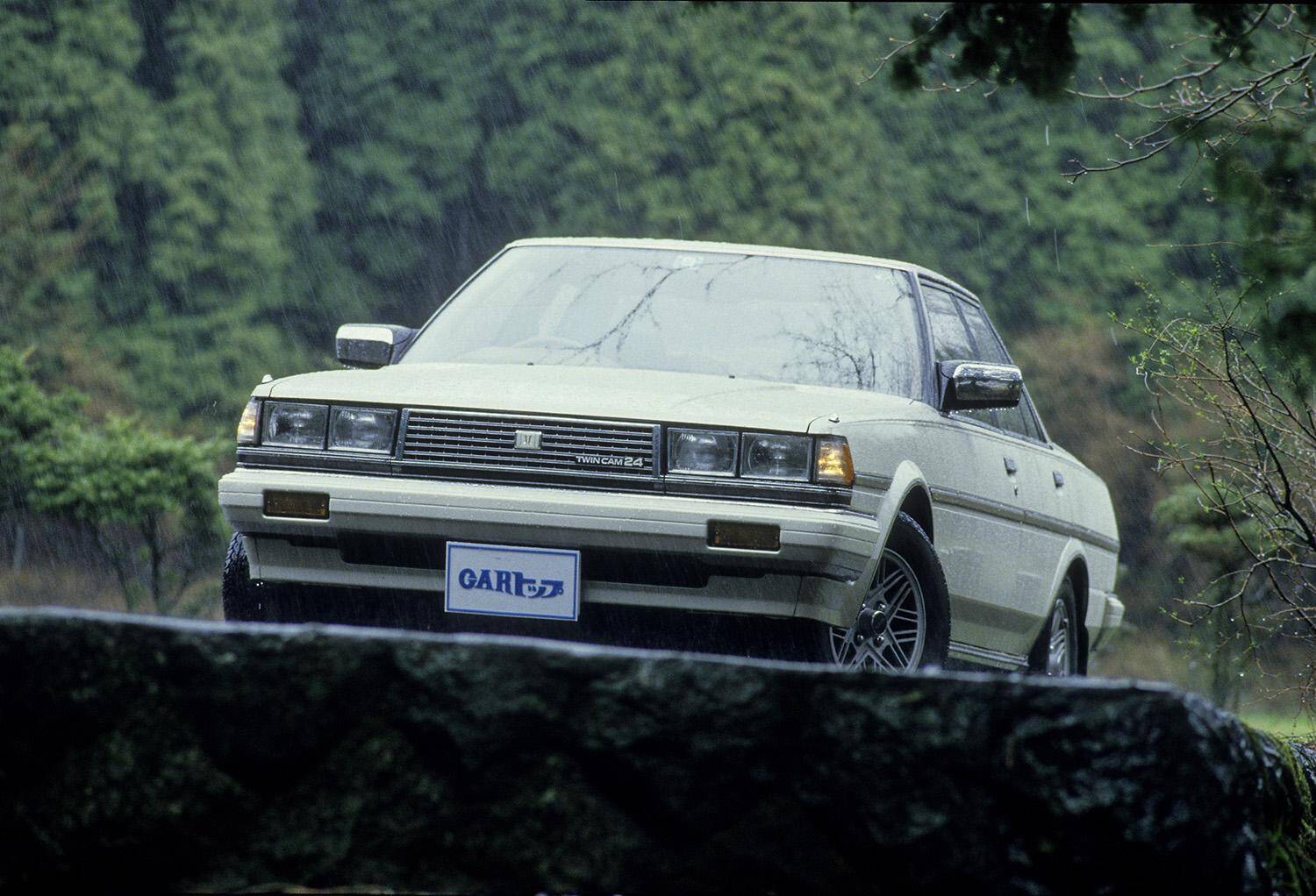 いま思えば「謎の流行」！　ハイソカーブーム時代の機能性無視の「豪華絢爛リヤシート」たち