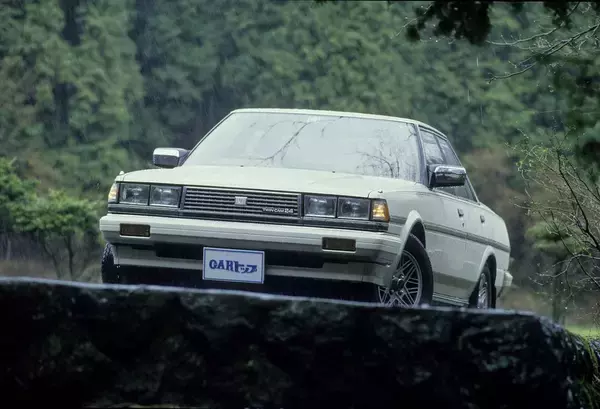 「いま思えば「謎の流行」！　ハイソカーブーム時代の機能性無視の「豪華絢爛リヤシート」たち」の画像