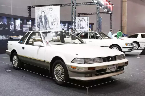 いま思えば「謎の流行」！　ハイソカーブーム時代の機能性無視の「豪華絢爛リヤシート」たち