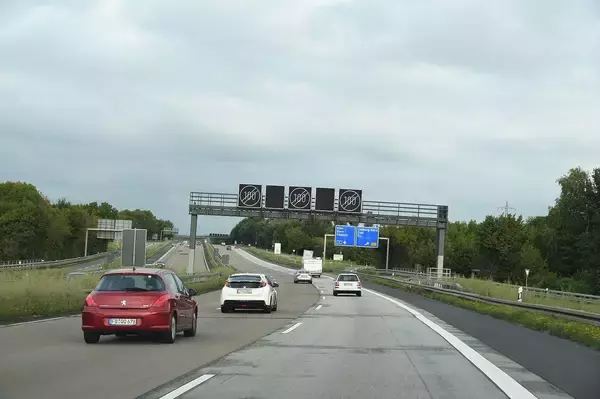 「クルマの「肥大化」は「過度な速度追求」の結果！　無意味な性能争いをメーカーが「自制」する時代が到来した」の画像