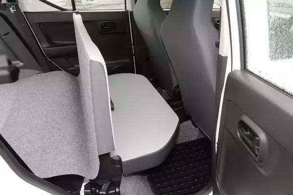 「腕１本で勝負の「超簡素」っぷり！　このご時世に「先進装備」が備わらない「アナログ国産車」３台」の画像