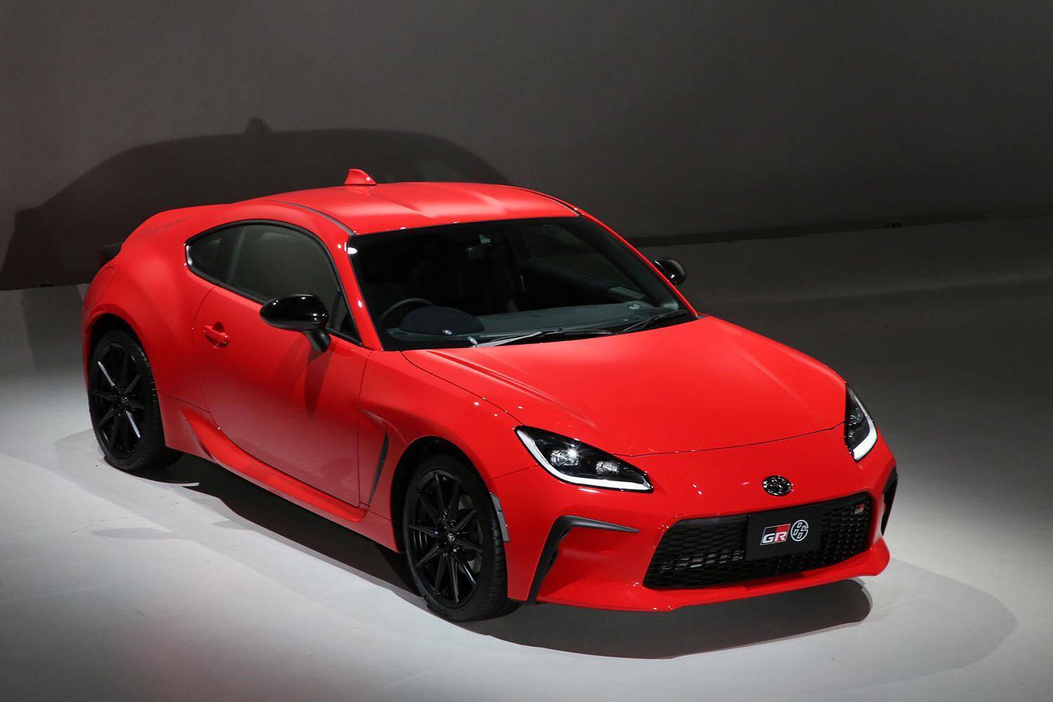 腕１本で勝負の「超簡素」っぷり！　このご時世に「先進装備」が備わらない「アナログ国産車」３台