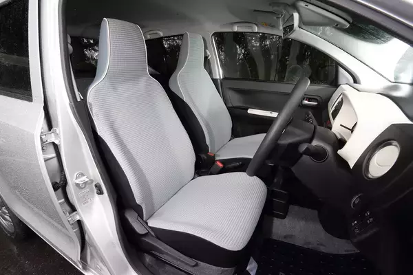 「腕１本で勝負の「超簡素」っぷり！　このご時世に「先進装備」が備わらない「アナログ国産車」３台」の画像