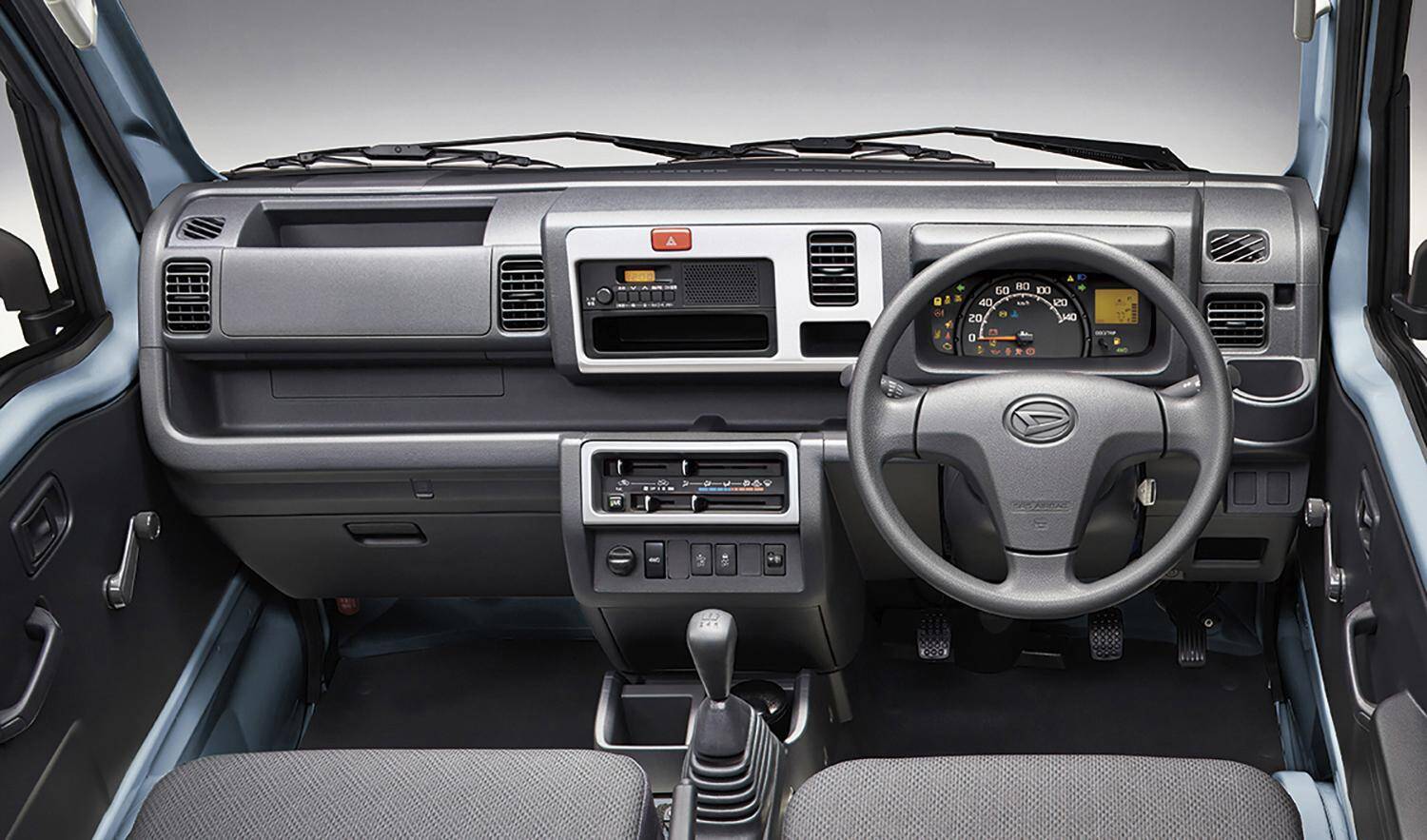 腕１本で勝負の「超簡素」っぷり！　このご時世に「先進装備」が備わらない「アナログ国産車」３台