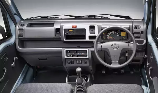 「腕１本で勝負の「超簡素」っぷり！　このご時世に「先進装備」が備わらない「アナログ国産車」３台」の画像