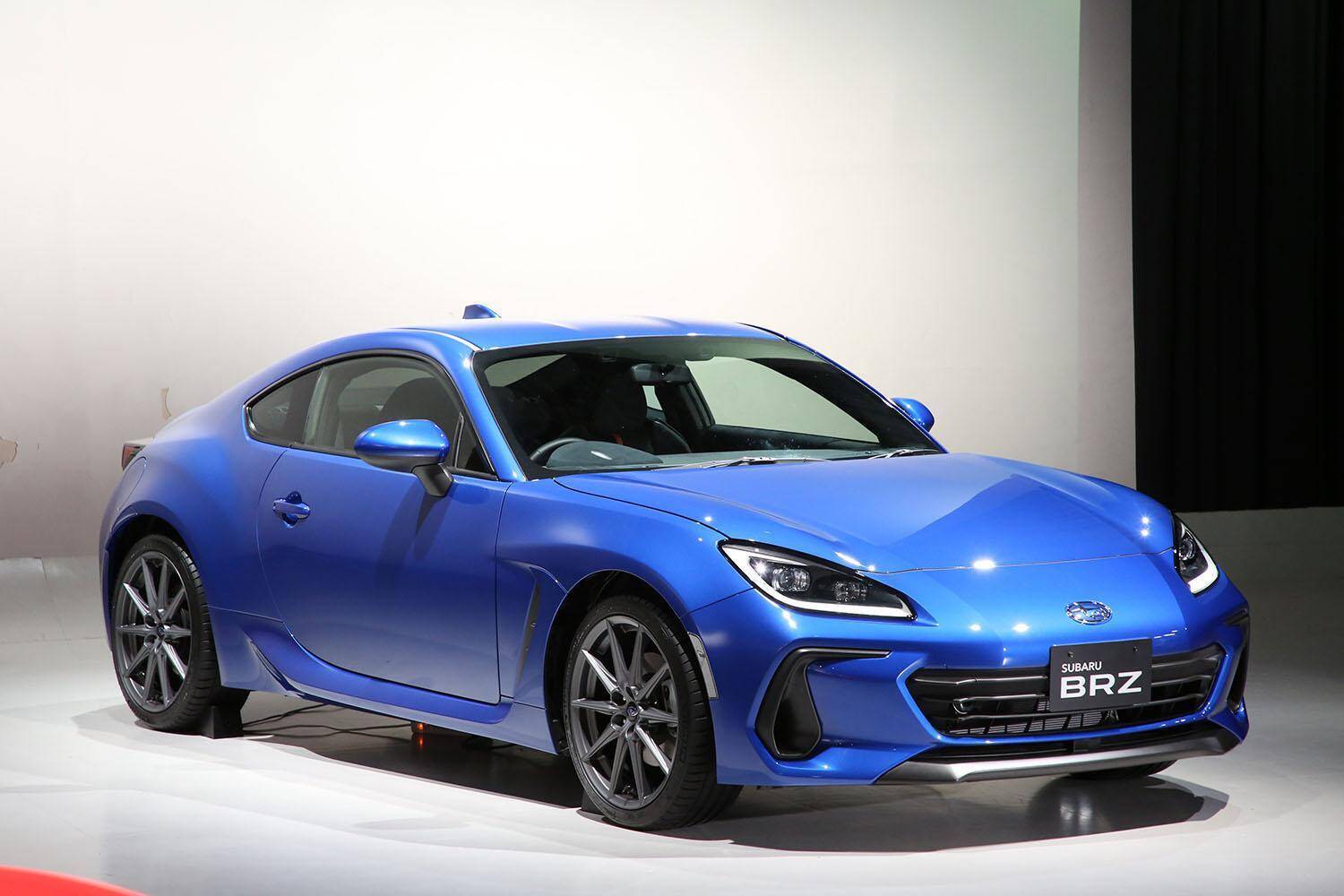 腕１本で勝負の「超簡素」っぷり！　このご時世に「先進装備」が備わらない「アナログ国産車」３台