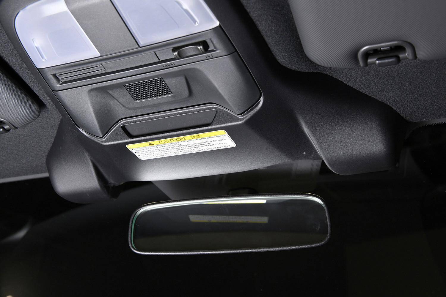 腕１本で勝負の「超簡素」っぷり！　このご時世に「先進装備」が備わらない「アナログ国産車」３台