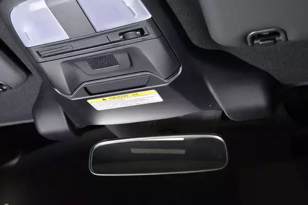 「腕１本で勝負の「超簡素」っぷり！　このご時世に「先進装備」が備わらない「アナログ国産車」３台」の画像