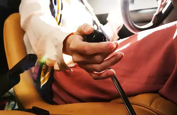 昭和世代にしか通じない「ダブルクラッチ」とはどんな運転テクニック？