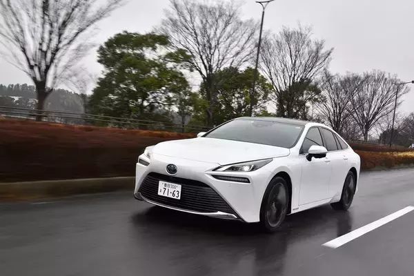 「消滅の危機でさまよえるクラウンユーザーはどうする？　メシアになれそうなクルマ３台＋α」の画像